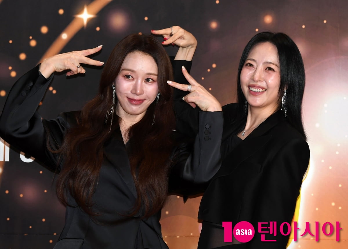 Baby V.O.X Members Kim E-Z and Shim Eun-Jin Attend the 33rd Korea Culture and Entertainment Awards