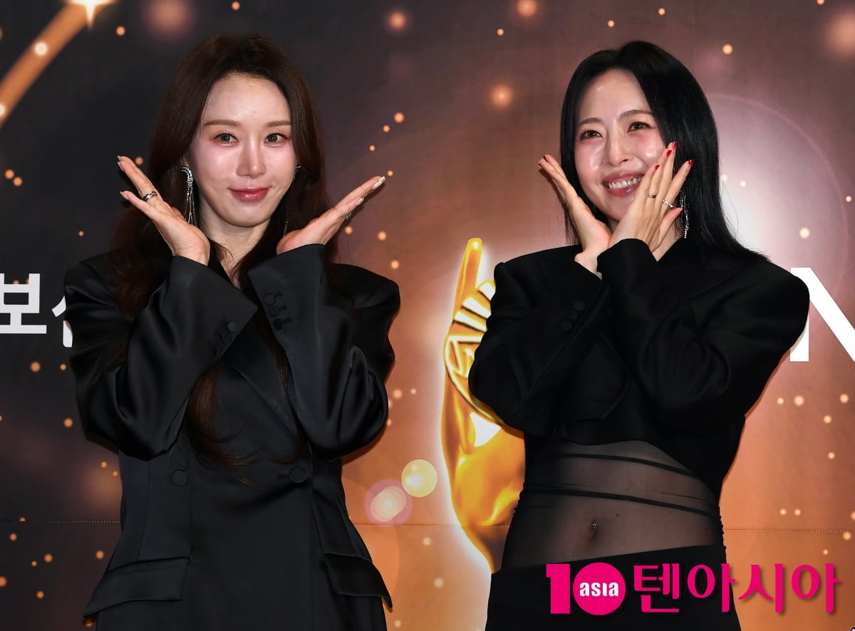 Baby V.O.X Members Kim E-Z and Shim Eun-Jin Attend the 33rd Korea Culture and Entertainment Awards