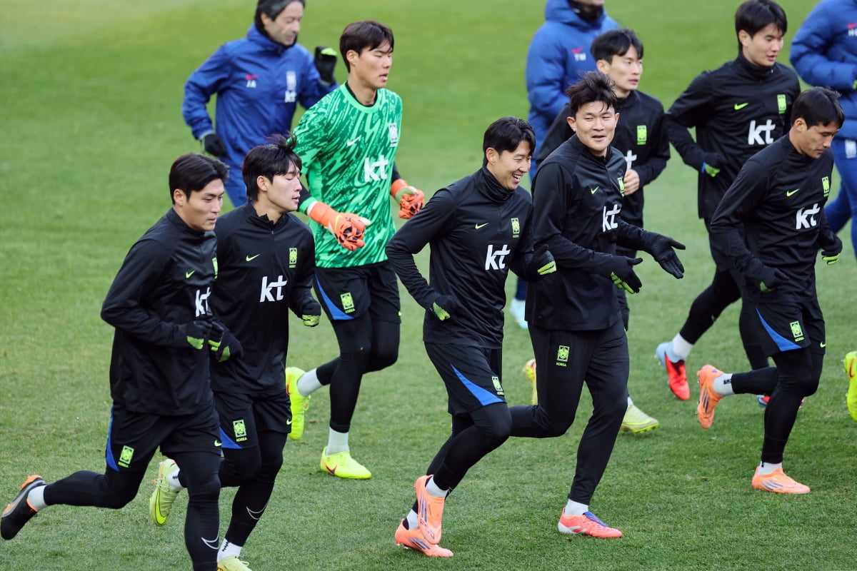 가나와의 평가전을 하루 앞둔 한국 축구대표팀 손흥민, 김민재 등 선수들이 17일 서울 마포구 서울월드컵경기장에서 훈련하고 있다. 사진=연합뉴스