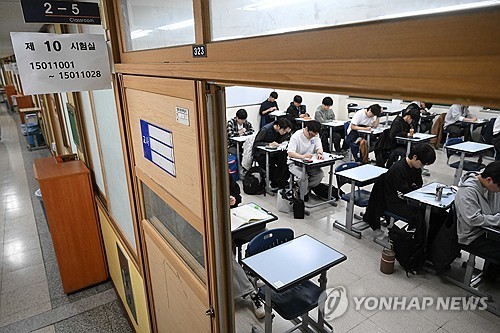 수능 OMR 카드 채점 장면