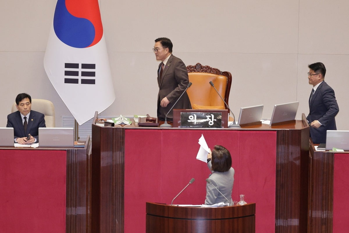 나경원 국민의힘 의원이 9일 서울 여의도 국회에서 열린 제429회국회(정기회) 제16차 본회의에서 무제한 토론(필리버스터) 중 우원식 의장이 정회를 선포하자 항의하고 있다. / 사진=뉴스1