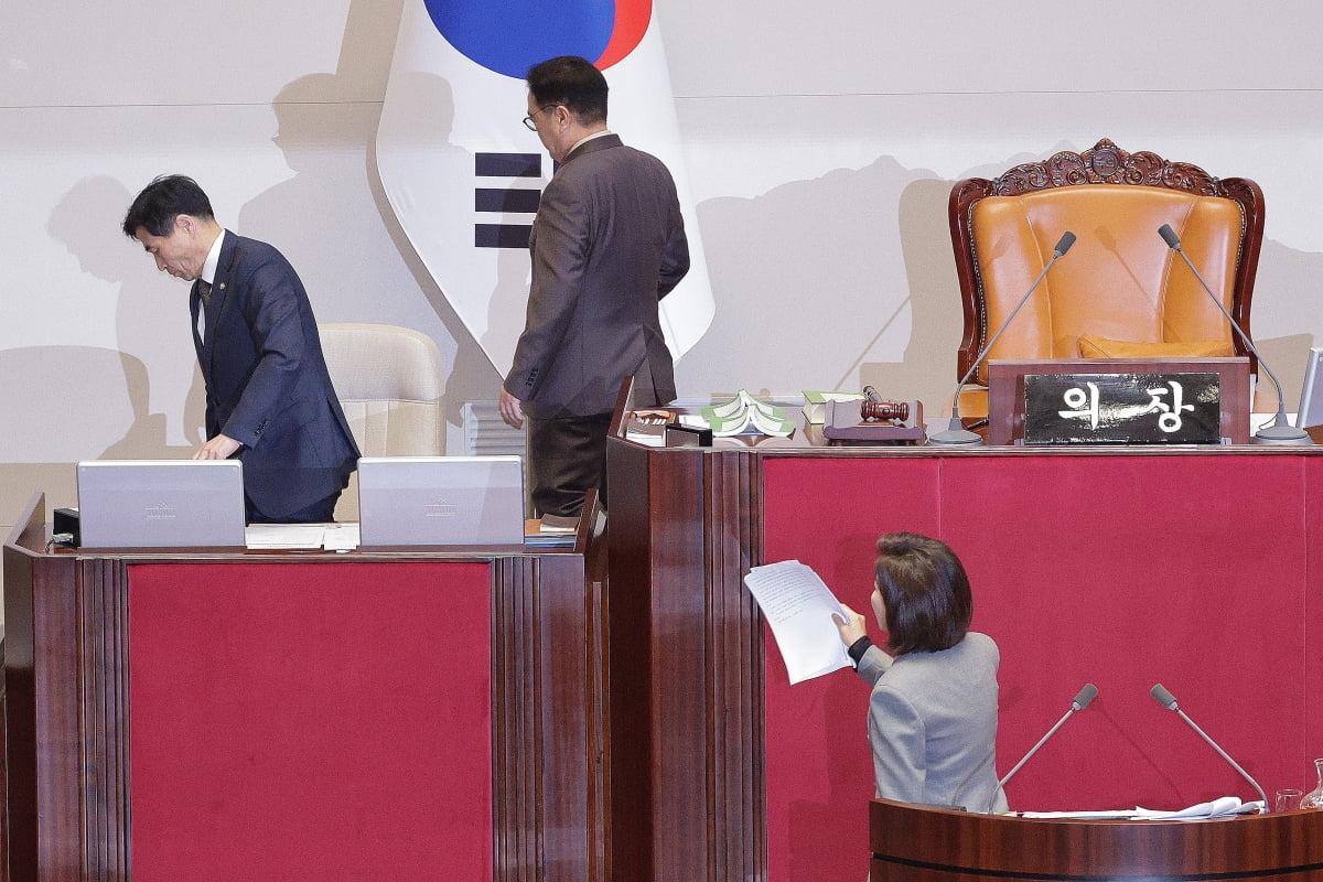 나경원 국민의힘 의원이 9일 서울 여의도 국회에서 열린 제429회국회(정기회) 제16차 본회의에서 무제한 토론(필리버스터) 중 우원식 의장이 정회를 선포하자 항의하고 있다. / 사진=뉴스1