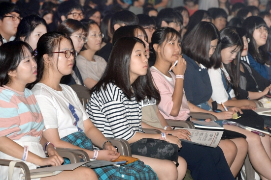 이투스 교육평가연구소가 10일 오후 서울 장충체육관에서 개최한 '여름방학 열공 결의대회' 강연회에 참석한 수험생과 학부모들이 학습법 강연을 듣고 있다./김영우 기자youngwoo@hankyung.com 20160710....