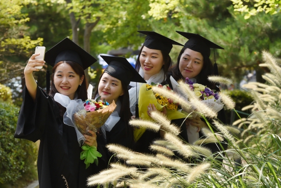 22일 서울 건국대학교 새천년관 대공연장에서 '2016학년도 후기 학위수여식'이 열렸다. 이날 학위수여식에서는 서울 캠퍼스와 글로컬(GLOCAL)캠퍼스 박사 118명, 석사 712명, 학사 1,597명 등 총 2,427명이 각 학위를 받았다. /김범준기자bjk07@hankyung.com