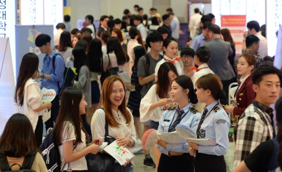  진학사 주최로 3일 오전 서울 강남구 삼성동 코엑스에서 열린 '2017학년도 수시 전문대학 입학정보 박람회'를 찾은 수험생 및 학부모가 상담받기 위해 줄지어 서 있다./김범준기자bjk07@hankyung.com