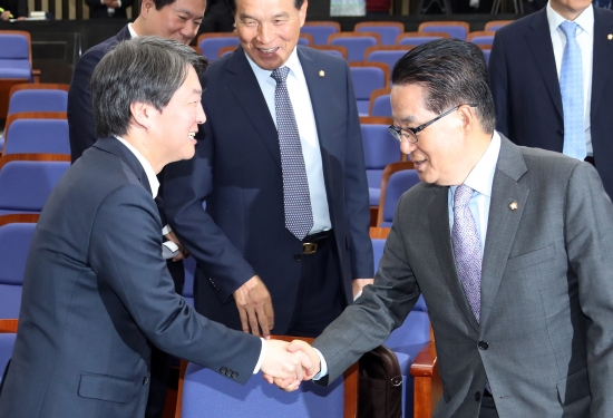 <YONHAP PHOTO-0874> 악수하는 박지원 안철수    (서울=연합뉴스) 이정훈 기자 = 국민의당 박지원 비상대책위원장이 27일 오전 국회에서 열린 의원총회에 참석하며 안철수 전 대표(왼쪽)와 악수하고 있다. 2016.10.27    uwg806@yna.co.kr/2016-10-27 09:13:54/<저작권자 ⓒ 1980-2016 ㈜연합뉴스. 무단 전재 재배포 금지.>