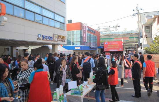 서울 광진구 중곡제일시장에서 유커들이 광진 가을문화 축제를 즐기고 있다.jpg