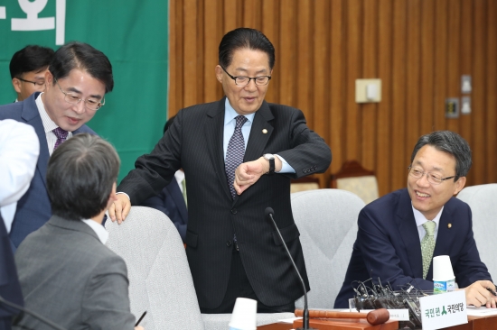 &lt;YONHAP PHOTO-0749&gt; 의원총회 참석하는 박지원    (서울=연합뉴스) 김현태 기자 = 국민의당 박지원 비상대책위원장이 12일 오전 국회 본청에서 열린 의원총회에 참석하고 있다. 2016.10.12    mtkht@yna.co.kr/2016-10-12 09:20:55/&lt;저작권자 ⓒ 1980-2016 ㈜연합뉴스. 무단 전재 재배포 금지.&gt;