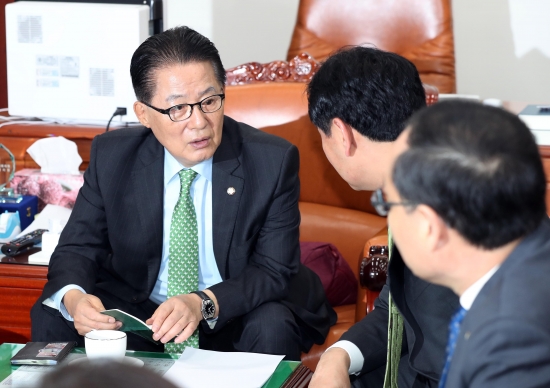 <YONHAP PHOTO-1073> 국민의당 원내정책회의    (서울=연합뉴스) 김현태 기자 = 국민의당 박지원 비상대책위원장이 20일 오전 국회 본청에서 열린 원내정책회의에서 의원들과 얘기하고 있다. 2016.10.20    mtkht@yna.co.kr/2016-10-20 08:50:15/<저작권자 ⓒ 1980-2016 ㈜연합뉴스. 무단 전재 재배포 금지.>