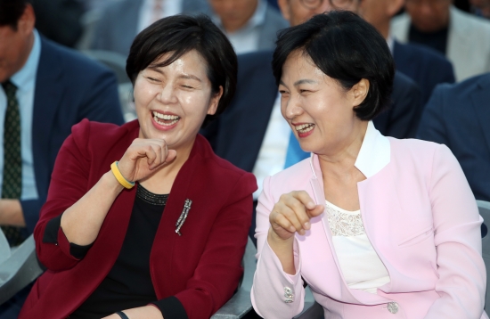 <YONHAP PHOTO-4459> 박장대소    (광주=연합뉴스) 형민우 기자 = 더불어민주당 추미애 대표(오른쪽)와 양향자 최고위원이 1일 오후 광주 비엔날레전시관에서 열린 2016 광주비엔날레 개막식에 참석해 활짝 웃고 있다. 2016.9.1    minu21@yna.co.kr/2016-09-01 19:09:44/<저작권자 ⓒ 1980-2016 ㈜연합뉴스. 무단 전재 재배포 금지.>