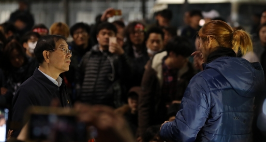 <YONHAP PHOTO-0320> 시민들과 대화하는 박원순 시장    (서울=연합뉴스) 김도훈 기자 = 12일 오후 서울 광화문 세종대로에서 박근혜 대통령 퇴진 3차 집회에 참가한  박원순 서울시장과 시민들이 대화를 하고 있다. 2016.11.13    superdoo82@yna.co.kr/2016-11-13 02:46:40/<저작권자 ⓒ 1980-2016 ㈜연합뉴스. 무단 전재 재배포 금지.>