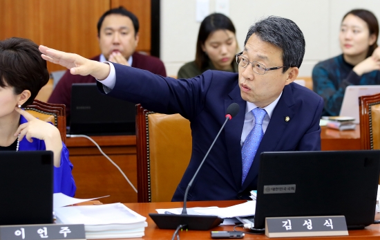 <YONHAP PHOTO-2049> 김성식, 대우조선 수출입은행 출자전환 검토 관련 질의    (서울=연합뉴스) 황광모 기자 = 국민의당 김성식 의원이 14일 오후 국회에서 열린 기획재정위 국정감사에서 유일호 경제부총리 겸 기획재정부 장관과 이덕훈 수출입은행장에게 대우조선 수출입은행 출자전환 법률 검토와 관련한 질의를 하고 있다. 2016.10.16   hkmpooh@yna.co.kr/2016-10-14 15:49:15/<저작권자 ⓒ 1980-2016 ㈜연합뉴스. 무단 전재 재배포 금지.>