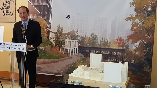 파비앙 페논 주한프랑스대사가 14일 주한프랑스대사관 신관건축계획을 발표하고 있다.