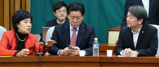 <YONHAP PHOTO-3204> 안철수 탄핵 고심    (서울=연합뉴스) 황광모 기자 = 국민의당 안철수 전 상임공동대표가 1일 오후 국회에서 열린 의원총회에서 조배숙, 주승용 의원과 대화하고 있다.  2016.12.1    hkmpooh@yna.co.kr/2016-12-01 14:45:26/<저작권자 ⓒ 1980-2016 ㈜연합뉴스. 무단 전재 재배포 금지.>