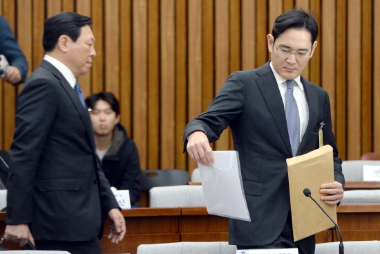 <YONHAP PHOTO-1531> 서류 꺼내는 이재용    (서울=연합뉴스) 황광모 기자 = 이재용 삼성전자 부회장(오른쪽)이 6일 오전 국회에서 열린 '박근혜 정부의 최순실 등 민간인에 의한 국정농단 의혹 사건 진상 규명을 위한 국정조사 특별위원회'시작에 앞서 서류를 꺼내고 있다. 왼쪽으로는 신동빈 롯데그룹 회장이 들어오고 있다. 2016.12.6     hkmpooh@yna.co.kr/2016-12-06 10:49:32/<저작권자 ⓒ 1980-2016 ㈜연합뉴스. 무단 전재 재배포 금지.>