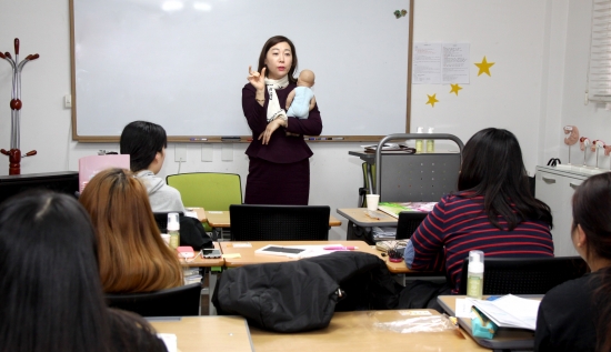 사진2. 서울 서대문구 애란원에서 롯데푸드 직원이 미혼모들을 대상으로 파스퇴르 육아교육을 진행하고 있다