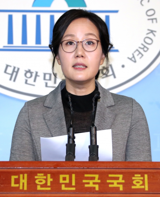 <YONHAP PHOTO-1760> 현안관련 브리핑하는 김현아 대변인<br>    (서울=연합뉴스) 배재만 기자 = 새누리당 김현아 대변인이 21일 오전 국회 정론관에서 기자회견을 열고 '송민순 회고록' 등 현안에 대한 당의 입장을 밝히고 있다. 2016.10.21<br>    scoop@yna.co.kr<br>    http://blog.yonhapnews.co.kr/f6464/2016-10-21 11:28:04/
<저작권자 ⓒ 1980-2016 ㈜연합뉴스. 무단 전재 재배포 금지.>