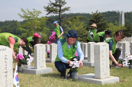 5월_31일_오후_%28주%29코오롱_임직원들은_국립_서울현충원을_찾아_묘역정화활동을_펼쳤다