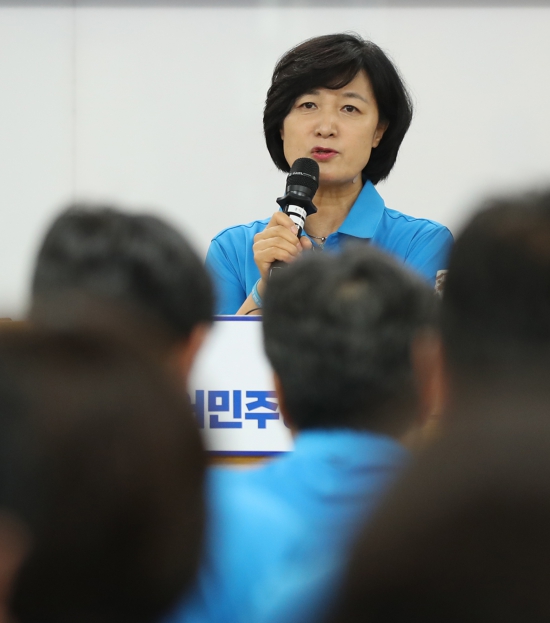 <YONHAP PHOTO-3714> 인사말 하는 추미애 대표    (세종=연합뉴스) 안정원 기자 = 더불어민주당 추미애 대표가 25일 오후 세종시 조치원읍 홍익대학교 세종캠퍼스 국제연수원에서 열린 2017 정기국회 대비 국회의원 워크숍에서 인사말을 하고 있다. 2017.8.25    jeong@yna.co.kr/2017-08-25 15:05:07/<저작권자 ⓒ 1980-2017 ㈜연합뉴스. 무단 전재 재배포 금지.>