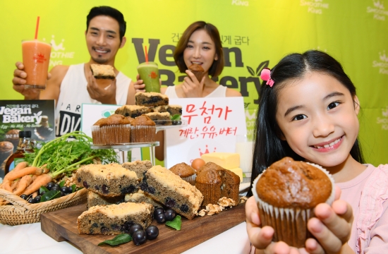 신세계푸드가 운영하는 '스무디킹'은 25일 계란, 우유, 버터 등 동물성 재료를 사용하지 않고 식물성 재료로 대체한 '비건 베이커리(Vegan Bakery)'를 선보였다. 가격은 '당근 호두 머핀'이 3100원, '블루베리 크럼블 케이크'가 4000원이다.강은구기자 egkang@hankyung.com2017.9.25   