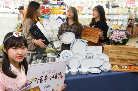 가을 혼수철을 맞아 9일 서울 남대문 그릇도매상가에서 열린 '가을 명품 혼수대전'에서 모델들이 행남생활건강의 그라체 홈세트와 엠에스비전홈의 크래프트 캄포나무도마, 냄비세트 등을 선보이고 있다.강은구기자 egakng@hankyung.com2017.10.09  