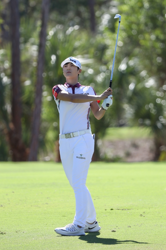 NAPLES, FL - NOVEMBER 18:  Sung Hyun Park of Korea plays a shot on the second hole during round three of the CME Group Tour Championship at the Tiburon Golf Club on November 18, 2017 in Naples, Florida.  (Photo by Sam Greenwood/Getty Images)