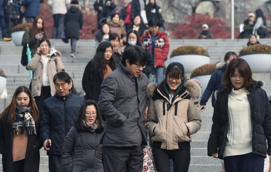 2018학년도 대입 수시모집 논술고사가 치러진 3일 수험생과 학부모들이 서울 서대문구 이화여대에서 시험을 마치고 교정을 나서고 있다. 신경훈 기자 khshin@hankyung.com 2017.12.03