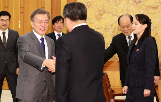 문재인 대통령이 10일 오전 청와대에서 평창동계올림픽을 계기로 방남한 북한 김영남 최고인민회의 상임위원장, 김정은 북한 노동당 위원장의 여동생 김여정 노동당 중앙위 제1부부장을 비롯한 북한 고위급대표단과을 반갑게 맞이하고 있다. 20180210  /청와대사진기자단=한국경제 허문찬기자  sweat@