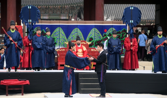 경복궁 명예수문장 된 미국 출신 기업인 '마크 테토'