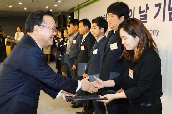 20일 서울 세종문화회관에서 열린 '제8회 새마을의 날 기념식'에서 김부겸 행정안전부 장관이 황미애 위드회계법인 상무에게 정부표창을 수여하고 있다.  강은구기자 egkang@hankyung.com  2019.4.2