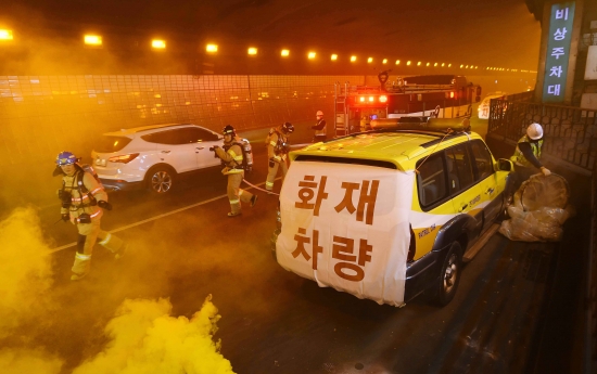 서울시가 10일 오후 서울 강남구 개포동 구룡터널에서 차량화재 사고에 대비하는 유관기관 합동훈련을 실시하고 있다. 올해 처음 열린 이번 훈련은 구룡터널 분당방향 580m 지점 2차로에서 과속으로 주행하던 승용차가 앞서 가던 승용차를 추돌해 화재사고가 나는 상황을 가정해 화재진압하는 방식으로 진행됐다./김범준기자bjk07@hankyung.com