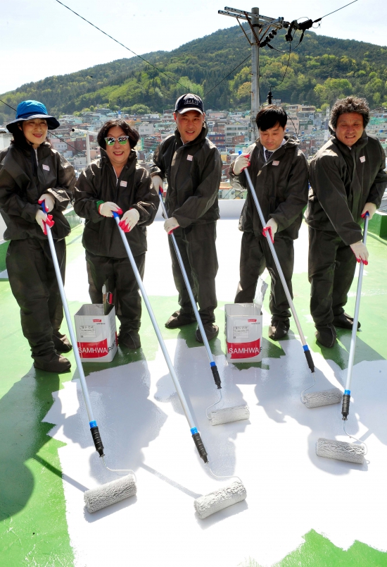 21일 부산광역시 부산진구 호천마을에서 개최된 ‘기후변화적응 시범마을 조성사업’ 기념식에서 오흔진 환경부 관계자, 이은희 한국기후?환경네트워크 상임대표, 백상현 환경부 관계자, 류기붕 삼화페인트공업㈜ 전무, (사)자전거타기 운동연합 김종석 대표가 차열페인트를 시공하고 있다. /한국기후·환경네트워크 제공