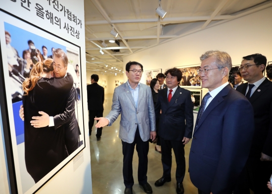 문재인 대통령이 2일 오후 서울 종로구 세종문화회관 미술관에서 열린 제54회 한국보도사진전을 찾아 이동희 한국사진기자협회장의 안내로 전시된 사진을 관람하고 있다.1년에 단 한 번 열리는 한국보도사진전은 올해로 54회를 맞았으며 '하나된 열정, 모두의 불꽃'이란 주제로 지난 달 21일부터 3일까지 세종문화회관 미술관에서 열리고 있다. 2018.04.02. 