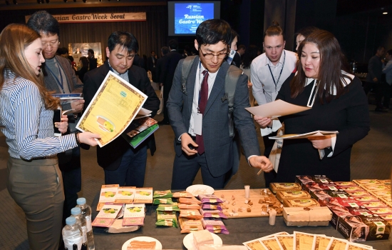 러시아의 식품문화를 한국에 소개하기 위한 비즈니스 상담 전시회인 '2018 러시안 가스트로 위크 서울'이 20일 서울 중구 그랜드하얏트호텔에서 열렸다. 한러FTA 체결을 앞두고 한국의 코트라에 해당되는 러시아수출센터가 주최한 이번 행사에선, 러시아 27개 식품 및 주류 기업이 참가해 한국의 식품 산업 바이어 200여명과 상담을 벌였다. 한국 바이어들이 러시아 식품 기업 부스에서 상담을 벌이고 있다. 신경훈 기자 khshin@hankyung.com