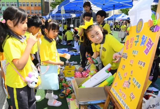 25일 서울 응암동 충암초등학교에서 열린 '일일 창업 한마당' 행사에서 어린이들이 가져 온 물건을 사고 팔고 있다. 이 행사에서 거둔 수익금은 전교 어린이회의 결과에 따라 어린이재활병원, 새터민,유기견 보호센터 등에 기부할 예정이다.    강은구기자  egkang@hankyung.com  2018.5.25       