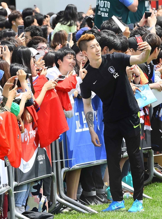 2018 러시아월드컵에 출전하는 대한민국 축구 국가대표팀 골키퍼 조현우 선수가 21일 오후 서울광장에서 열린 월드컵 출정식 행사에서 팬들과 기념촬영을 하고 있다./김범준기자bjk07@hankyung.com