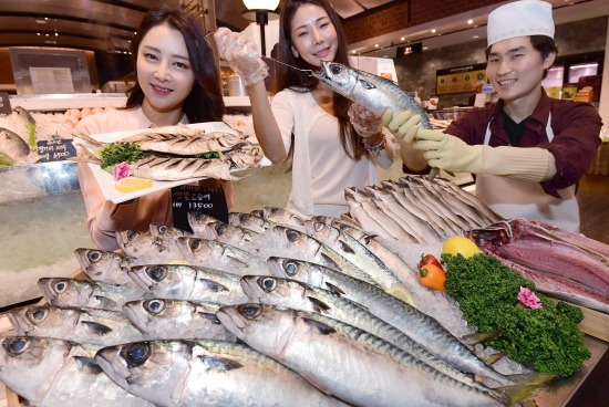 신세계백화점 낚시로 잡은 고등어 판매