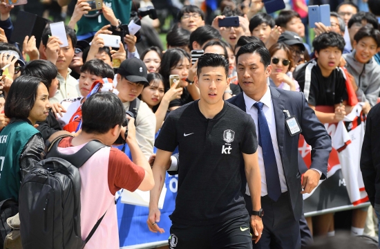 2018 러시아월드컵에 출전하는 대한민국 축구 국가대표팀 공격수 손흥민 선수가 21일 오후 서울광장에서 열린 월드컵 출정식 행사에서 팬들에게 사인을 해 준뒤 뒤돌아서고 있다./김범준기자bjk07@hankyung.com