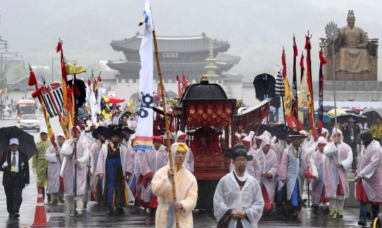 제4회 궁중문화축전 마지막 날인 6일 종묘대제 어가행렬이 서울 세종대로를 지나가고 있다. 궁중문화축전은 서울의 4대 궁(경복궁, 창덕궁, 창경궁, 덕수궁)과 종묘에서 지난달 28일부터 열렸다.  신경훈 기자 khshin@hankyung.com