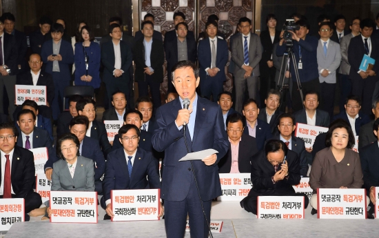 자유한국당 김성태 원내대표가 14일 오전 국회 로텐더홀에서 열린 비상의원총회에서 드루킹 특검을 촉구하고 있다. /김범준기자bjk07@hankyung.com