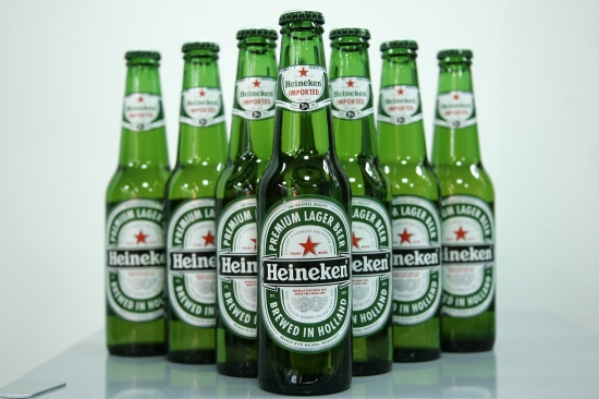 <YONHAP PHOTO-1257> Heineken beer bottles are seen at a joint press conference by Heineken and Carlsberg to announce their joint bid to buy UK brewer Scottish & Newcastle (S&N), London, Friday, Jan. 25, 2008. (AP Photo/Sang Tan)/2008-01-25 22:57:28/ <저작권자 ⓒ 1980-2008 ㈜연합뉴스. 무단 전재 재배포 금지.>