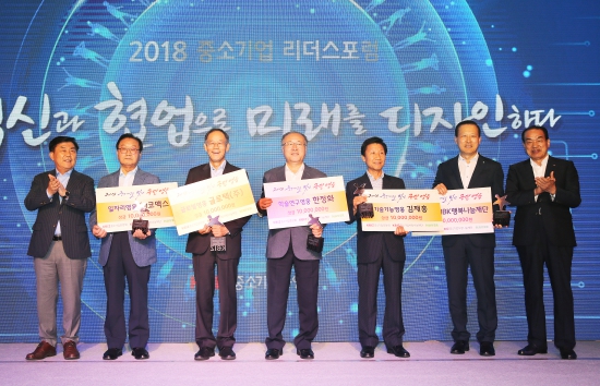 중소기업을 빛낸 국민영웅 시상식이 지난 21일 열린 ‘2018 중소기업 리더스포럼’ 환영만찬에서 열렸다. 박성택 중기중앙회장(왼쪽부터), 변봉덕 코맥스 대표이사, 최수 글로텍 사장, 한정화 한양대 교수, 김재홍 문주하드웨어 대표이사, 김도진 IBK행복재단 이사장, 서석홍 중소기업 사랑나눔재단 이사장이 기념촬영하고 있다. 오명주 기자 