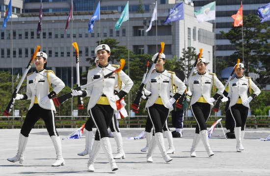 1일 서울 용산 전쟁기념관 평화광장에서 열린 국군 군악·의장행사에서 여군 의장대원들이 시범을 보이고 있다. 이 행사는 평화광장 재개장을 기념해 6월 한 달간 매주 금요일 오후 2시, 둘째 및 넷째 주 토요일 오후 3시에 열린다.                강은구기자 egkang@hankyung.com        2018.6.1         