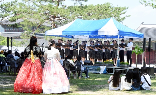 20일 조이풀중창단이 국립고궁박물관 야외 무대에서 공연을 펼치고 있다. /허문찬기자  sweat@hankyung.com