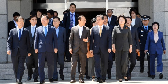 문재인 대통령이 8일 서울공항에서  인도·싱가포르 순방을 위해 전용기로 이동하며 배웅나온 홍영표 민주당 원내대표와 대화를 나누고 있다. 2018.07.08  /청와대사진기자단