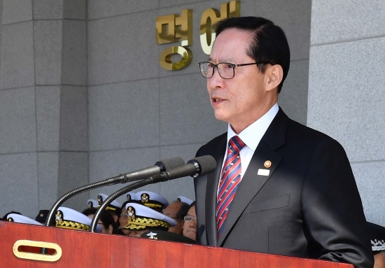 13일 진행된 해군사관학교 72기 졸업 및 임관식에서 송영무 국방부장관이 축사를 하고 있다./ 해군제공 