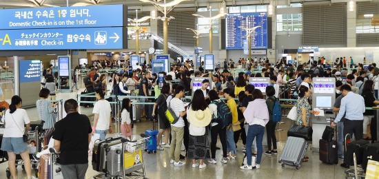 휴가철 시작, 붐비는 인천공항