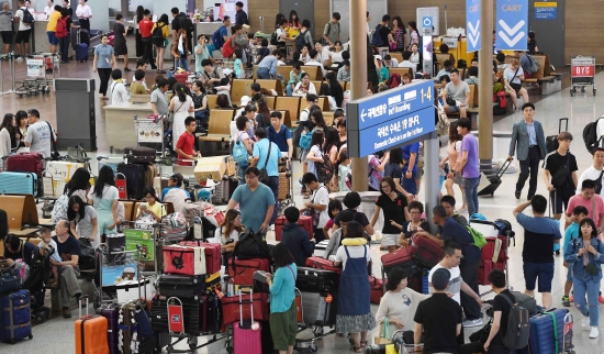 휴가철 시작, 붐비는 인천공항