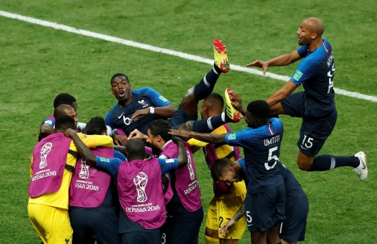 <YONHAP PHOTO-2940> Soccer Football - World Cup - Final - France v Croatia - Luzhniki Stadium, Moscow, Russia - July 15, 2018  France's Kylian Mbappe celebrates with team mates after scoring their fourth goal   REUTERS/Maxim Shemetov/2018-07-16 01:29:11/ <저작권자 ⓒ 1980-2018 ㈜연합뉴스. 무단 전재 재배포 금지.>