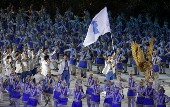 &lt;YONHAP PHOTO-2718&gt; The combined Koreas march into Gelora Bung Karno Stadium under the &quot;unification&quot; flag during the opening ceremony for the 18th Asian Games in Jakarta, Indonesia, Saturday, Aug. 18, 2018. (AP Photo/Lee Jin-man)/2018-08-18 22:46:46/ &lt;저작권자 ⓒ 1980-2018 ㈜연합뉴스. 무단 전재 재배포 금지.&gt;